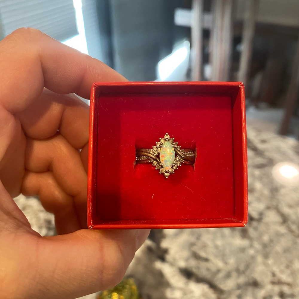 Elegant Opal and Gold Ring